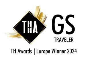 Το λογότυπο GS Traveler με κείμενο TH Awards Europe Winner 2024, υπογραμμίζοντας την αναγνώριση της εταιρείας στον κλάδο των ταξιδιών και της ενοικίασης μοτοσυκλετών. gstraveler